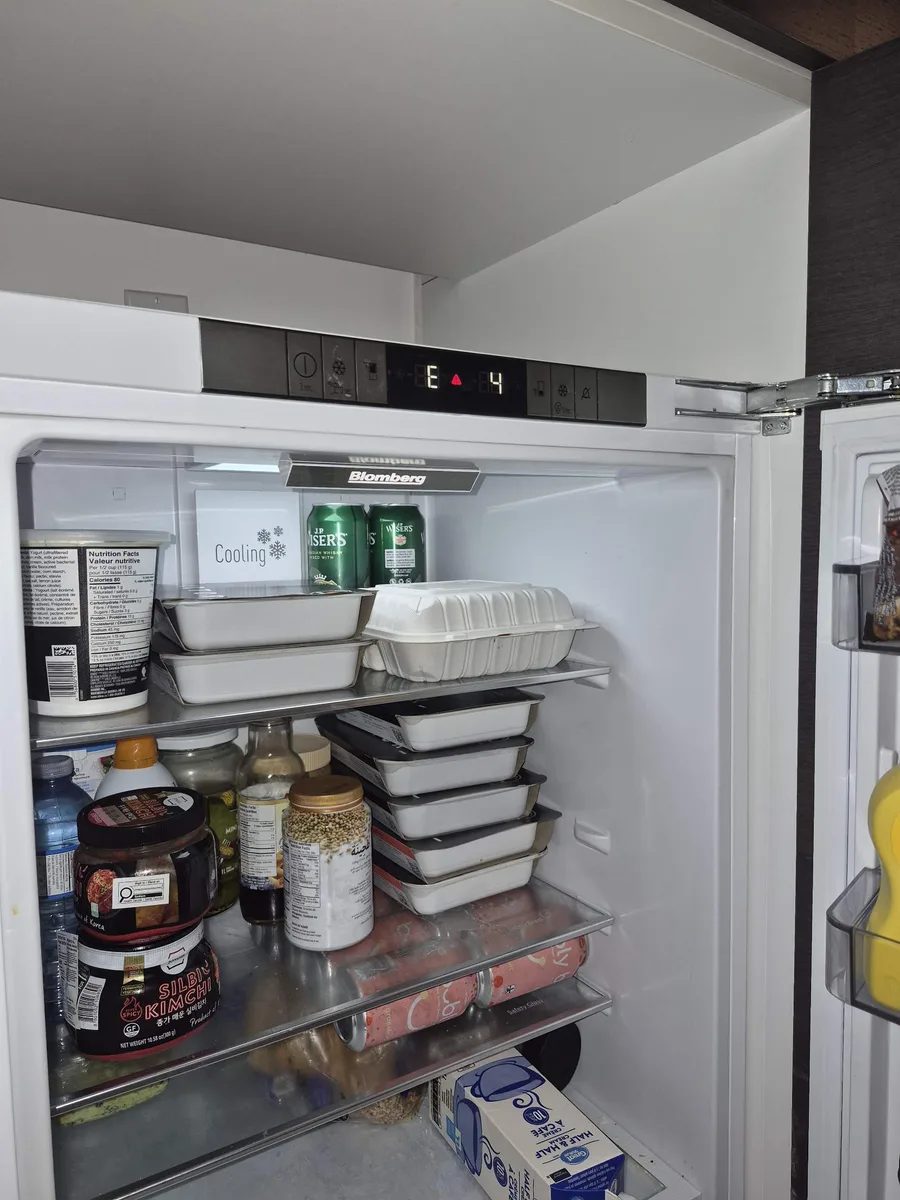 Blomberg built-in fridge display showing the E4 error code