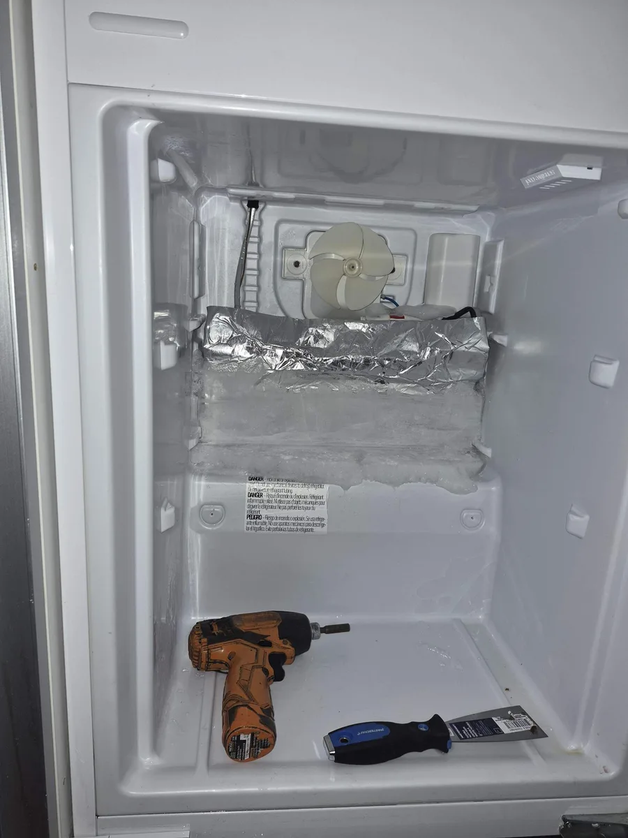 Clearing ice from the evaporator and drain tube of a Blomberg fridge